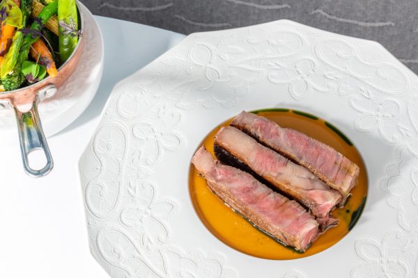 Wagyu rib-eye sült zöldségekkel és pecsenyelével