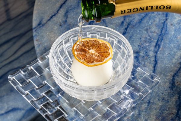Lemon sorbet with Delamotte champagne