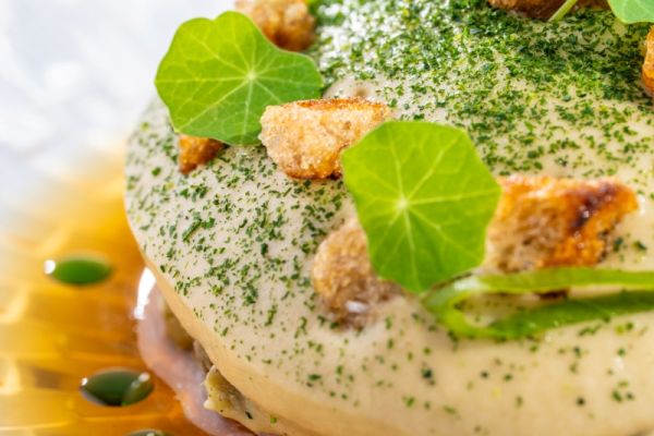 Sült padlizsánsaláta rukkolapestóval és tavaszi retekkel